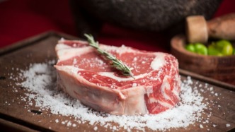 全国猪价跌破5元大关，猪肉变成了白菜价咋回事？