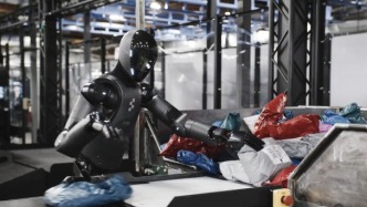 人形機器人干快遞，現(xiàn)在或許更多的是噱頭？