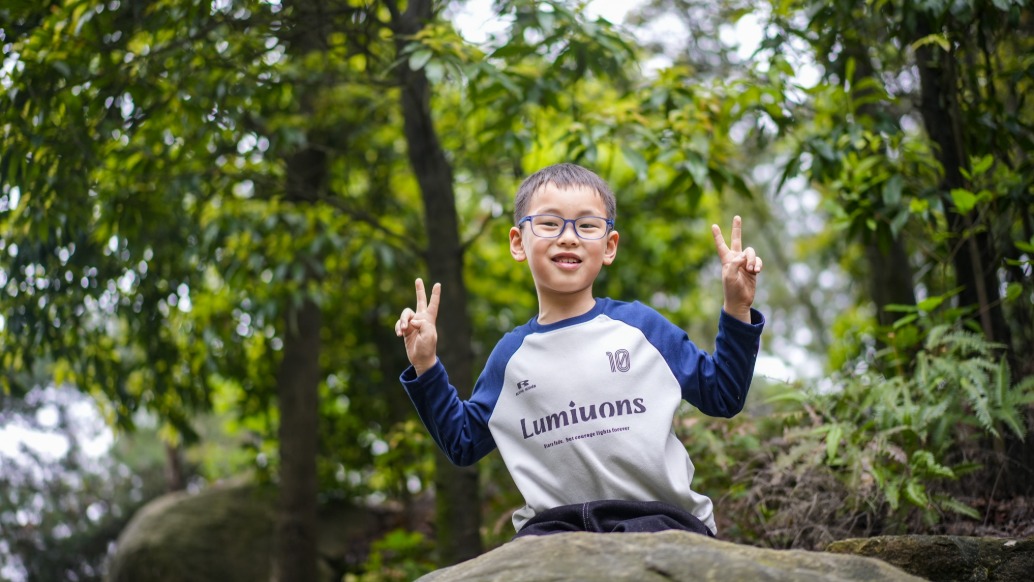 重庆春游玉峰山，带小朋友捡松果、寻菌子、逗松鼠，满是春日野趣