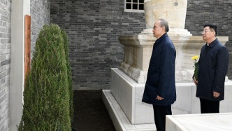黄强到赵尚志将军纪念馆祭奠英烈