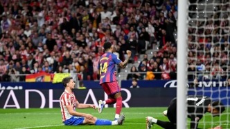 VAR兩度改判引眾怒！萊萬絕殺助巴薩7分領(lǐng)跑，西蒙尼的棋盤才開局！