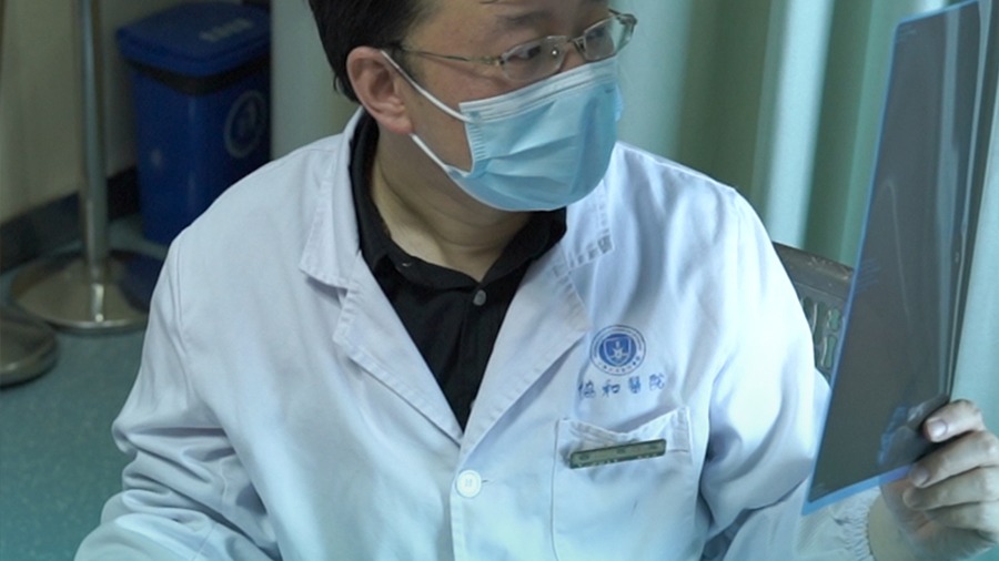 一只手长7根掌骨，8根指骨，"拨乱反正”一次手术分5指