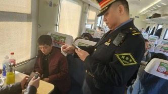 列車長逐個車廂查找，果然發(fā)現(xiàn)……