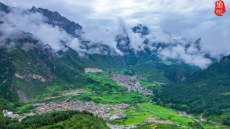 春游云霧繚繞的扎尕那，山勢奇峻，藏寨星布，美若世外桃源