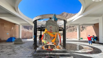 春游格爾木昆侖神泉，終年不凍，清澈甘甜，被譽(yù)昆侖山的冰山甘露