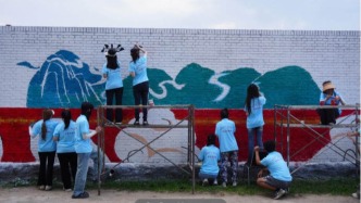 鄉(xiāng)村墻繪如詩如畫，每一筆都勾勒出田園的寧靜與美好