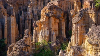 云南元謀土林，粗糙的肌理下藏著萬年的時(shí)光私語