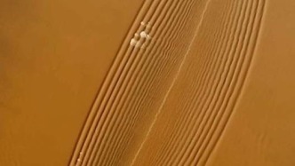 交叉潮，是錢塘江獻(xiàn)給世界的獨(dú)特奇觀。兩潮交匯相擁，激起層層疊疊的浪花