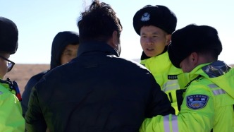 風(fēng)雪山上“守護(hù)人”——安多交警唐古拉山救援失聯(lián)司機(jī)紀(jì)實(shí)