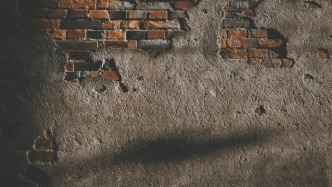 大廠商戰(zhàn)，開始給員工砌墻了