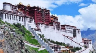 在這片神圣的土地上，布達(dá)拉宮如同一位智者