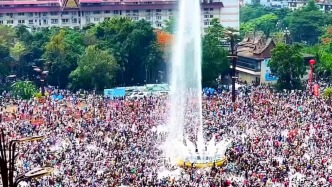 今天我們很開心，云南萬人潑水節(jié)開始了