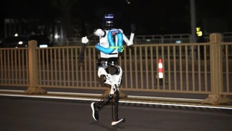 這屆機(jī)器人速度太快，工程師得坐電瓶車陪跑