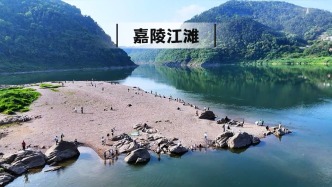 实拍重庆嘉陵江滩，大量市民相约前来遛娃、散步、晒太阳
