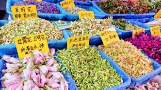 玫瑰入火鍋、茉莉鹵味、槐花披薩……把春天“吃”個(gè)明白