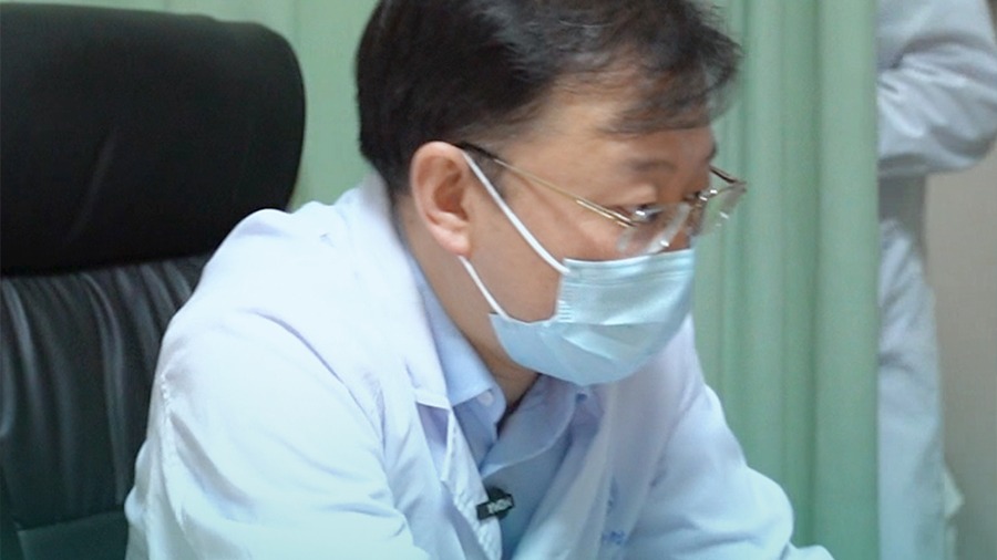 手指伸不直可以帶支具拉直嗎？如果是比較嚴(yán)重就得手術(shù)了