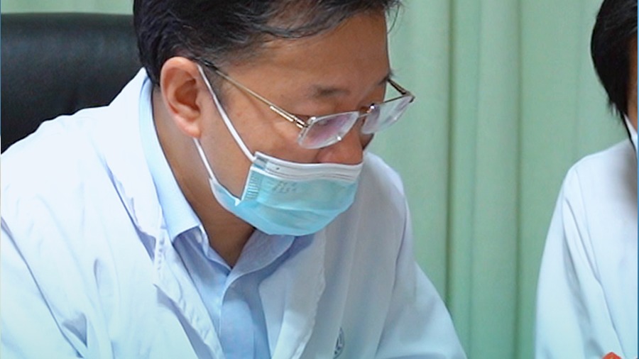多趾手术后大半年来复查，小姑娘：其实我也不疼的