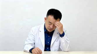 帕金森患者居家護(hù)理重點：防摔跤、調(diào)便秘，4 個實用技巧請收好