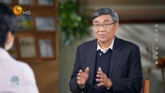 专访彭希哲：“老龄化”遇上“AI时代”：我们该如何规划“百年人生”？