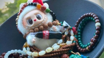 潮玩遇冷時，文玩沖年輕人拋了個“媚眼”