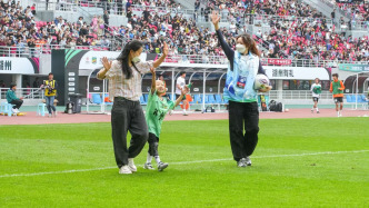 6岁抗癌小勇士瑞瑞在湖州踢进“人生第一球”!