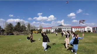 天氣好的話一起去放風(fēng)箏~