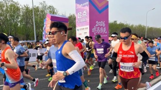 自主+遥控，百余个机器人跑上亦庄街头！2026北京亦庄半程马拉松暨人形机器人半程马拉松圆满举办