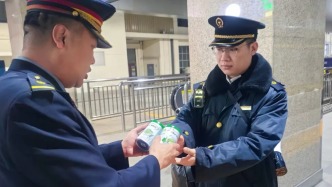 一對夫婦在K980次列車上，竟然發(fā)出這樣的求助……