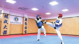 江蘇南京：揮汗水綠茵少年馭長(zhǎng)風(fēng)