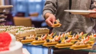 年輕人干飯，擠到五星級(jí)酒店“薅羊毛”