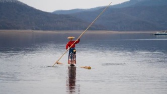 东北大哥在松花湖上玩“独竹漂”？南方绝技被他练成了“水上轻功”！