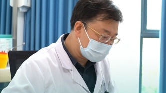 宝宝双手并指分开以后，妈妈：每天都戴支具，擦祛疤膏