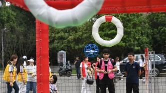 空中足球賽亮相沙坪壩 留學(xué)生體驗(yàn)新潮運(yùn)動(dòng)魅力