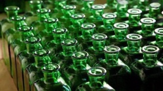 为什么不少啤酒瓶都是绿色的？酒瓶背后的色彩游戏