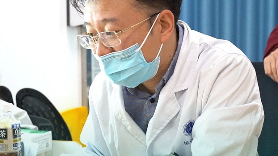 宝宝小手像戴上一层手套，医生：一次手术不植皮分开5指