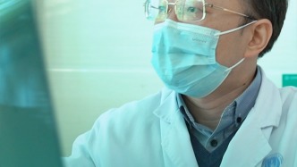 双手11指却没有多少功能，拇化手术做出有功能的“新拇指”