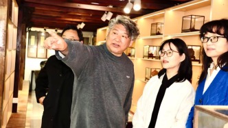 嵇學(xué)武  微雕世界寫人生