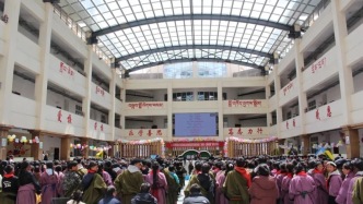 “书香融情品经典 同心致远共成长”经典阅读教学实践活动暨“蓉侨轩·熊猫书屋”读书分享会在色达举办
