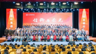 大學(xué)生演繹“覺醒年代” 小學(xué)生沉浸式上思政美育課
