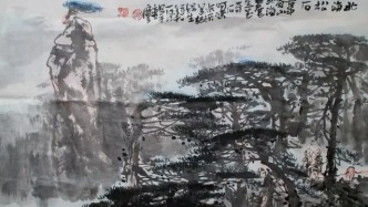 暮色从山顶漫下来，墨在纸上长出了骨