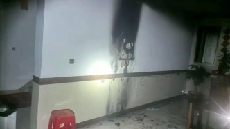 老人深夜追剧，电视机后的墙面却在悄悄“发黑”......
