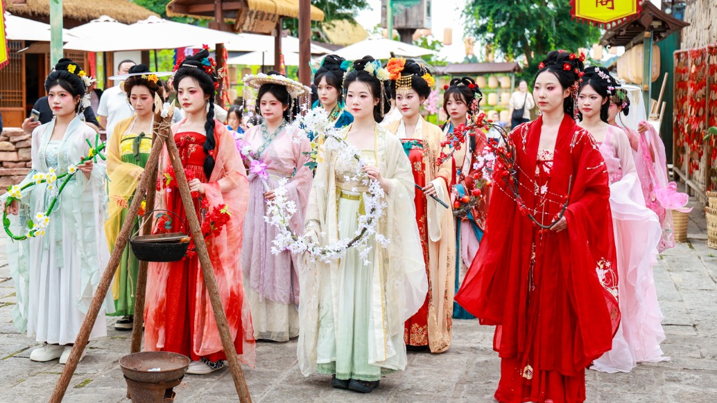 漫游宋井桃源，杨门女将与花神巡游惊艳出场，仿佛穿越回风雅大宋