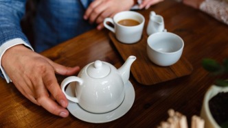 新茶饮“卖铲人”，告别躺赢 
