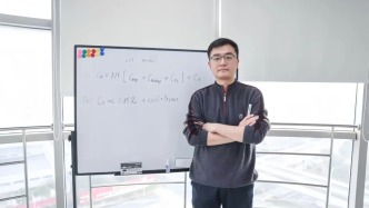 覺得傳統(tǒng)科研體系太慢，他決定親自造一個“太陽”