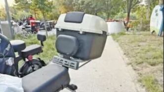 快看看您電動自行車的后座，北京交警解鎖放頭盔新方法