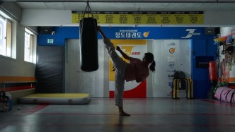 谁是《世界的主人》：关于儿童视角、关系政治与成长寓言