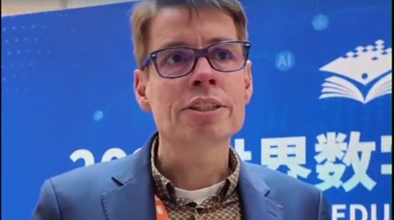 英国开放大学教育技术研究所所长巴特・里恩蒂斯：面对人工智能的转型挑战，社会各界需携手合作