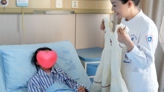 9岁女孩摔跤查出骨肿瘤，谁也没想到，治好她的“药”，是一条裙子