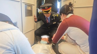 D536次列車上，乘務(wù)人員快速疏散圍觀旅客……