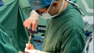 警惕孩子身上的“咖啡牛奶斑”！16岁男孩后背凸起如小山，再拖可能瘫痪、呼吸衰竭